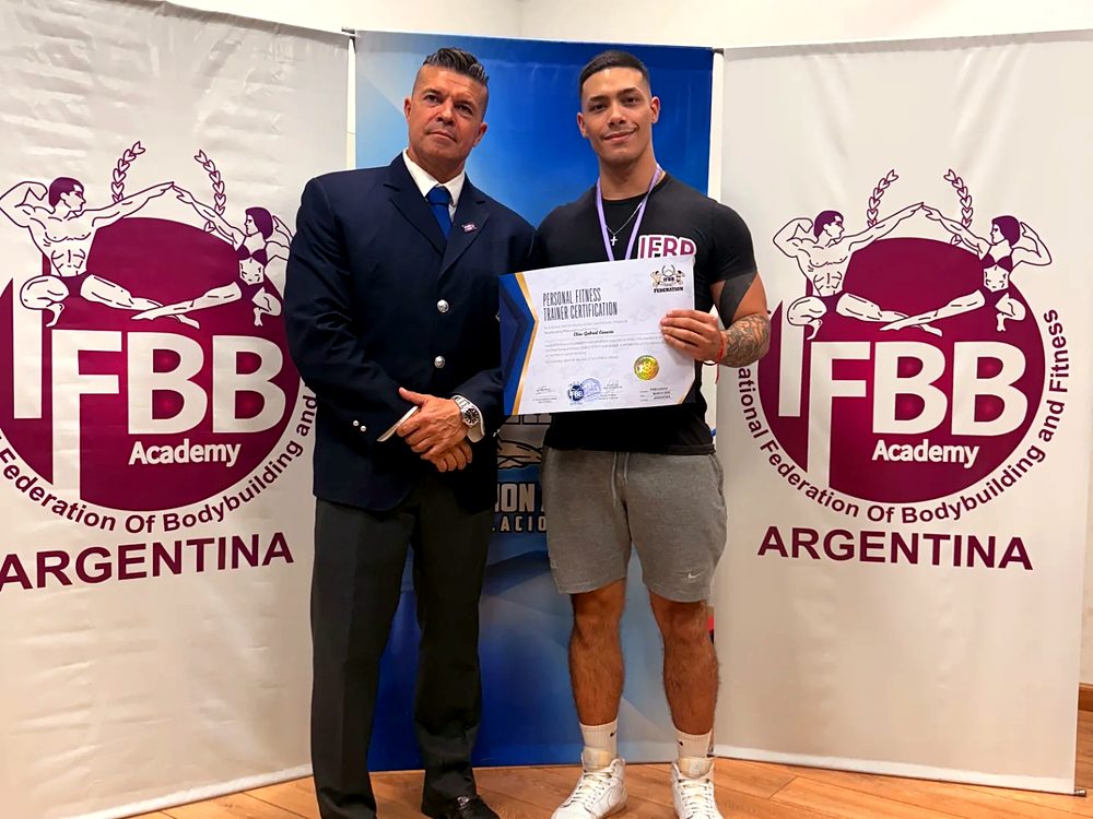 Elías Gabriel Carosio recibiendo su certificado de IFBB Academy Argentina