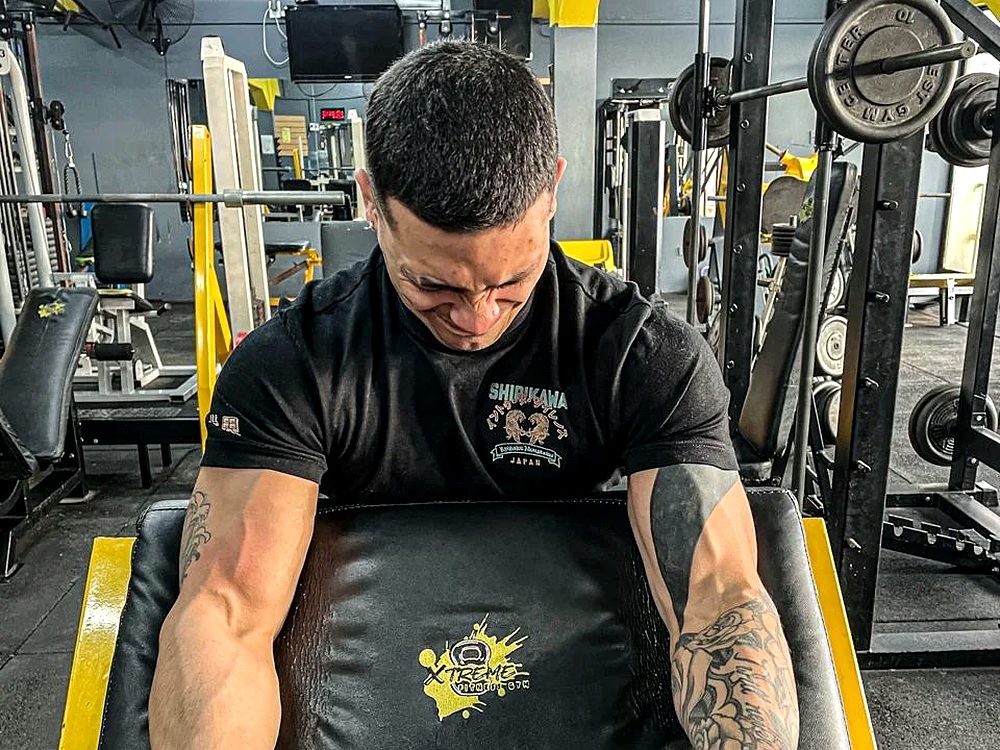 Elías entrenando en el gimnasio